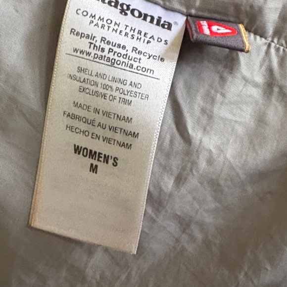 Patagonia Women's Light Silver Quilted Puffer Jacket - Picture 10 of 11